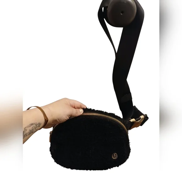 Lululemon Black Fleece Gold Festival Concert Crossbody Fanny Pack Bag Purse GUC - Picture 5 of 14